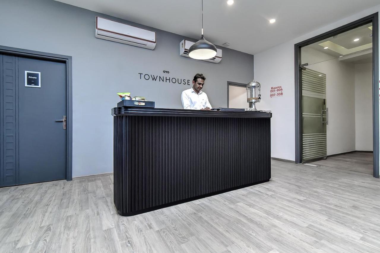 古尔冈 Oyo Townhouse 044 Sector 14 Gurugram酒店 外观 照片